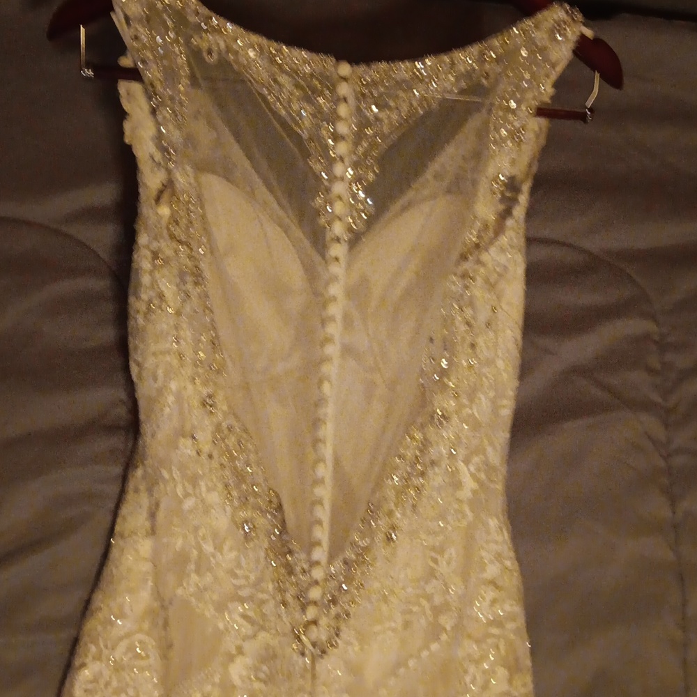 Never worn Wedding Gown size 3 Brand unknown overall length is approx 90" - Picture 4 of 7